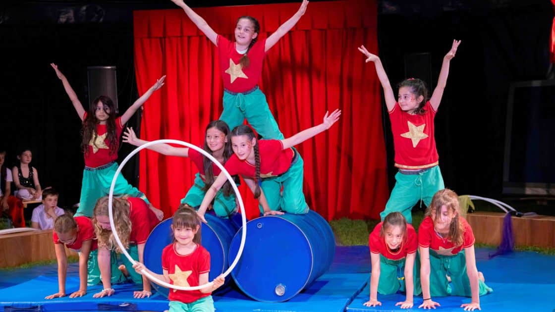 El Institut Montana y el Circus Luna llevan la magia circense al Zugerberg